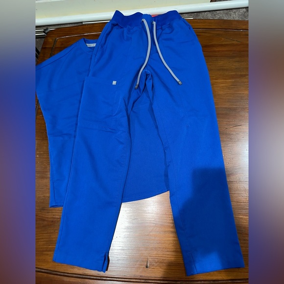 SOLD Fabletics Scrub Set - Picture 4 of 4